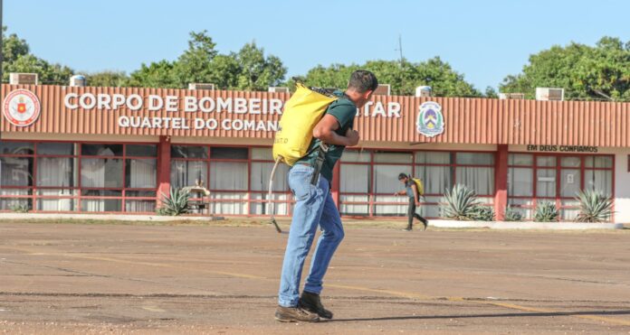 02.-candidato-a-vaga-no-cfbf-percorre-distancia-na-prova-realizada-ano-passado-em-palmas-com-bolsa-dagua-scaled