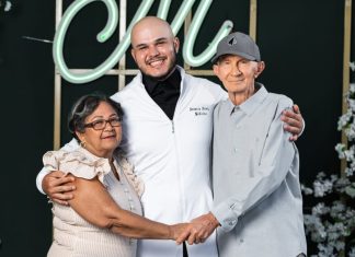 ‘Sentimos tanto orgulho’, diz mãe que venceu câncer e recebeu homenagem de filho em cerimônia