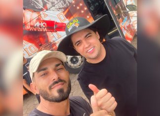 Natanzinho presenteia funcionário de posto com R$ 1 mil para renovar CNH após passeio de moto; VÍDEO